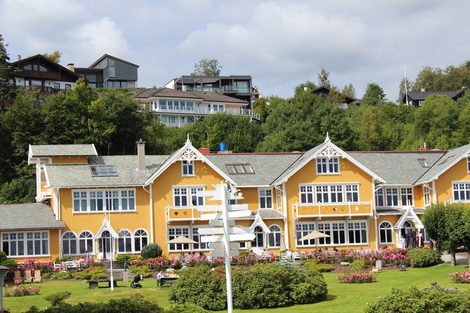 Panorama of the yellow hotel in norway free image download