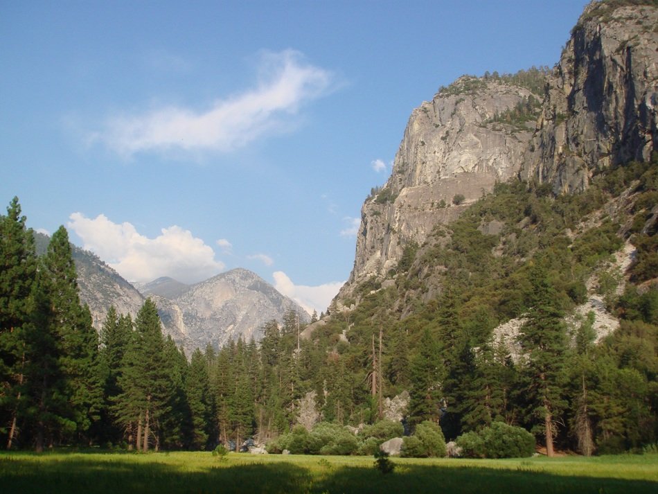 beautiful picturesque kings canyon in california