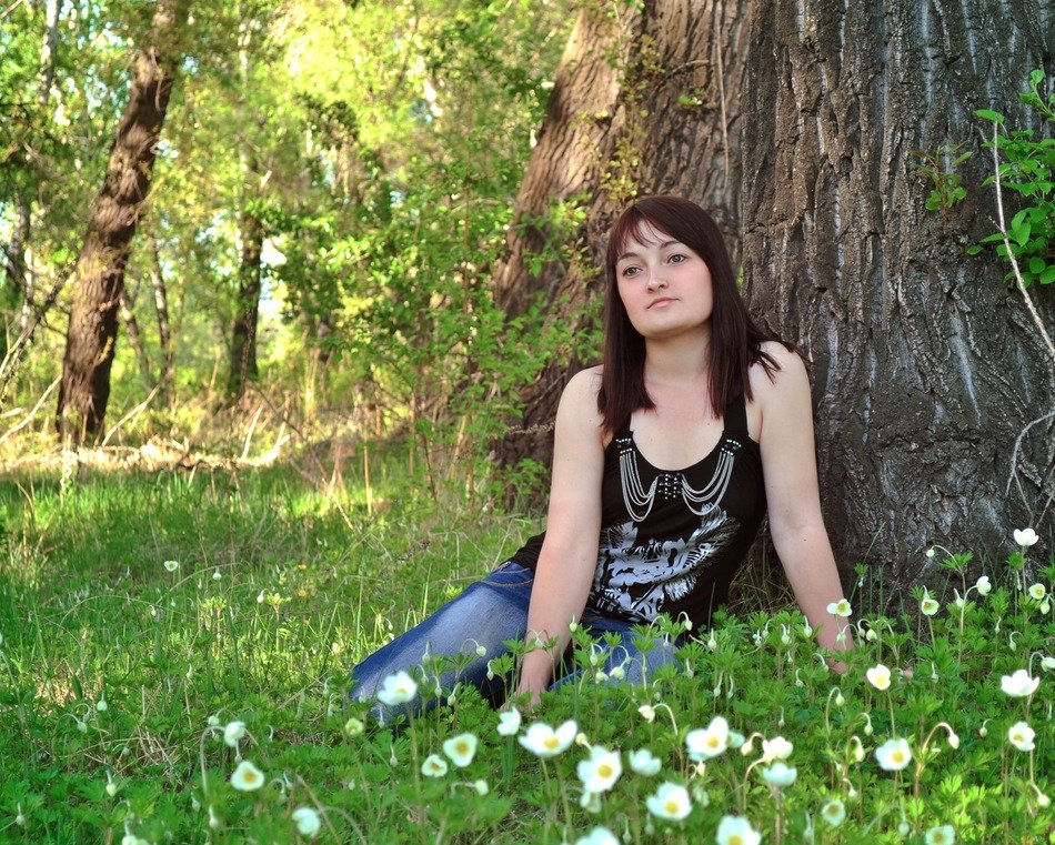 girl sitting under the tree