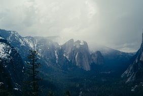 majestic mountains in the yosemite national park