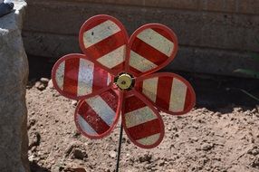 Red white plastic flower wind up toy