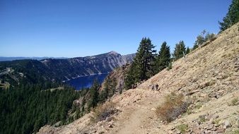 scenic crater lake in oregon