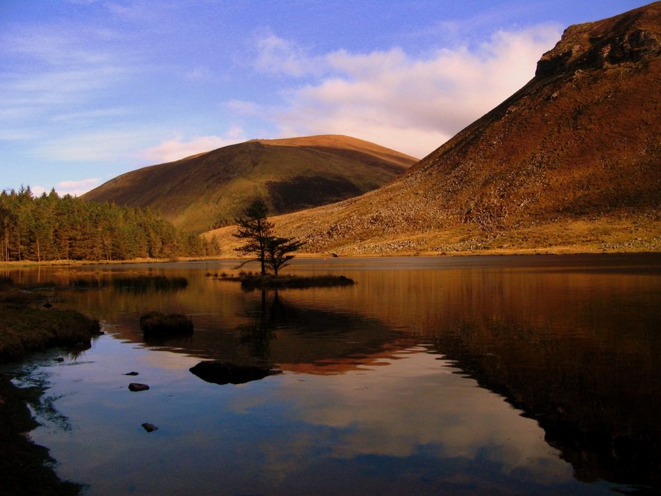lake near the mountain in the evening