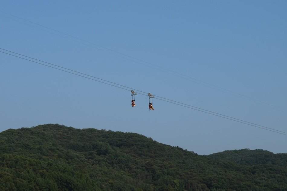 Men lift sky blue mountain view