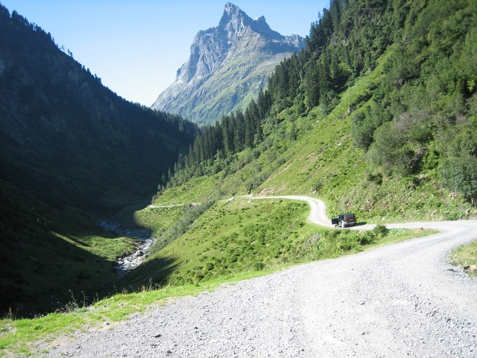 path in the alpine mountains
