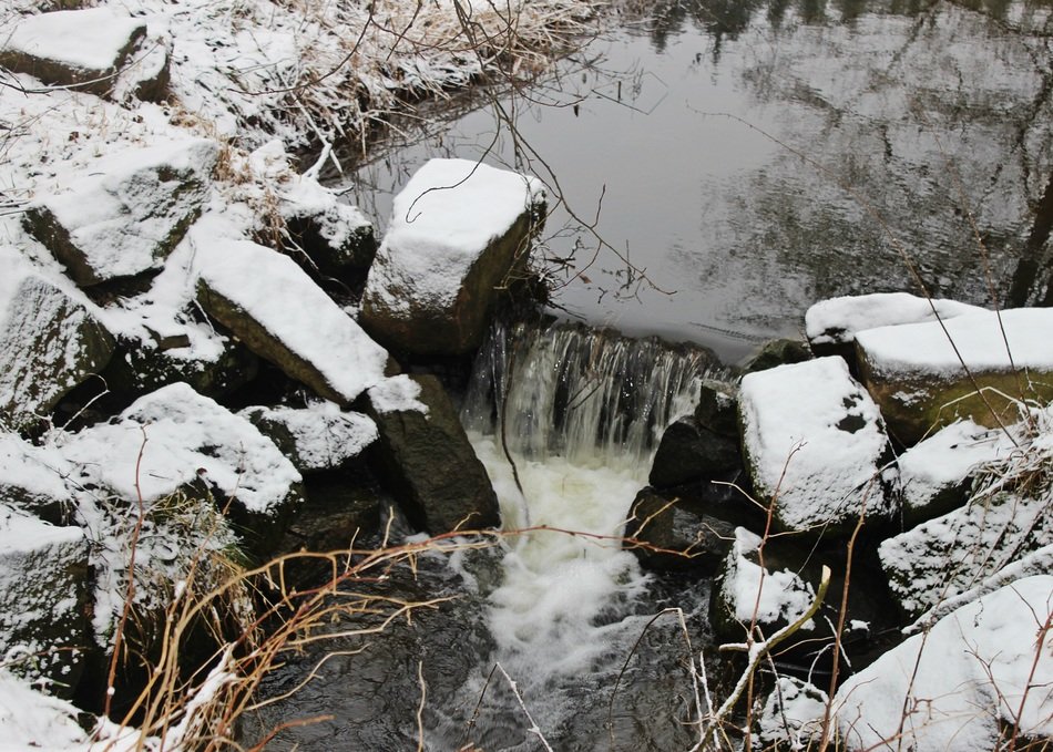 Stones and water in the winter