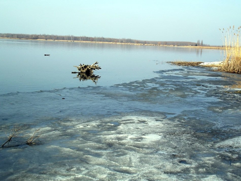 view of the foam from the waves of the lake