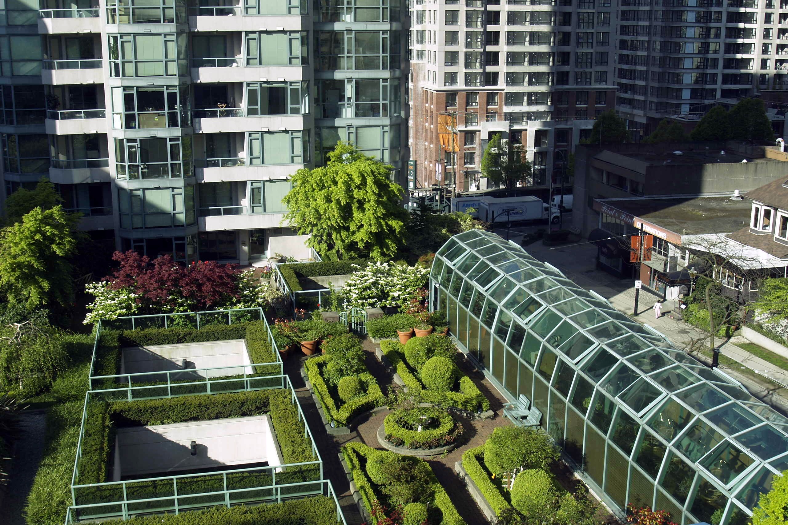 Сад на крыше. Карл Рабитц сады на крышах. Сад на крыше Ванкувер Кайзер центр. Грин Руф Москва. Ванкувер зеленая урбанистика.