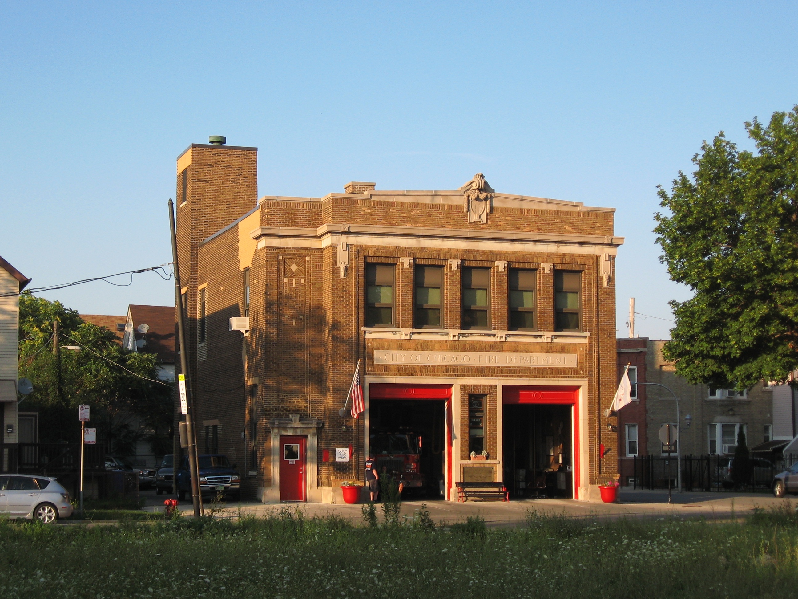Firehouse. Чикаго пожарная часть. Чикагский исторический парк. Firehouse 51. Где находится пожарный участок 51 в Чикаго фото.
