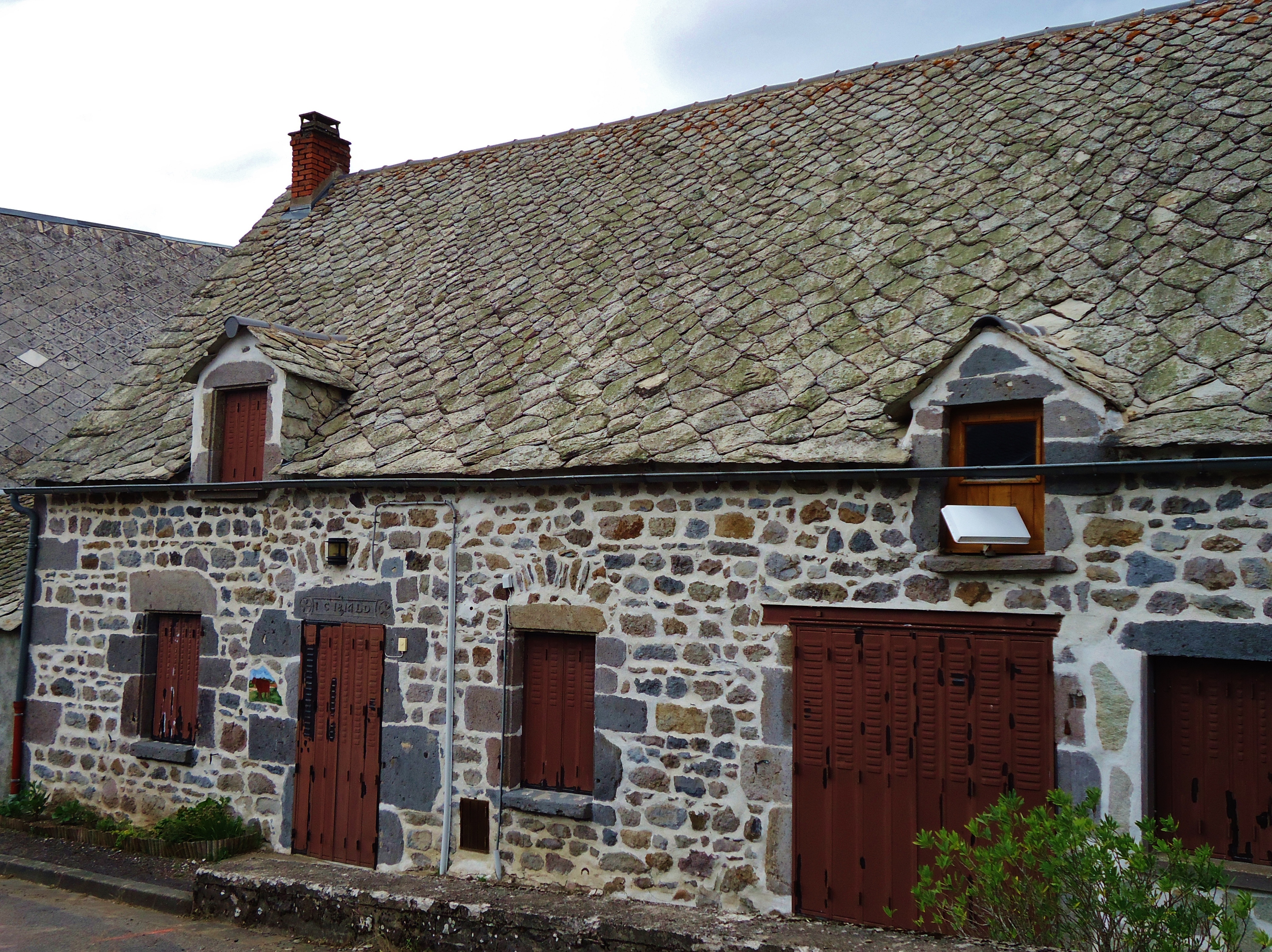 Старинный каменный дом