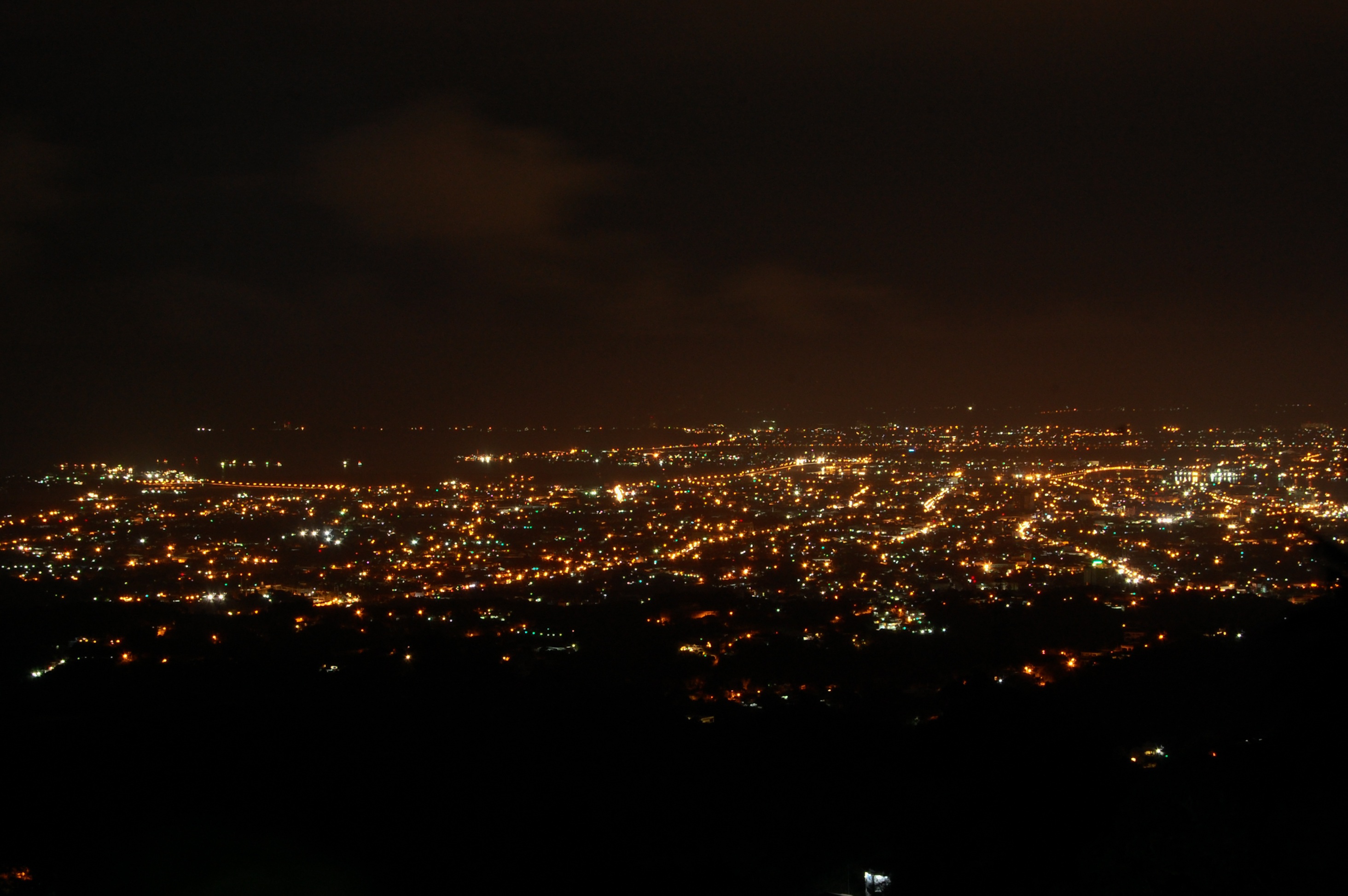 Вид на ночной город с холма