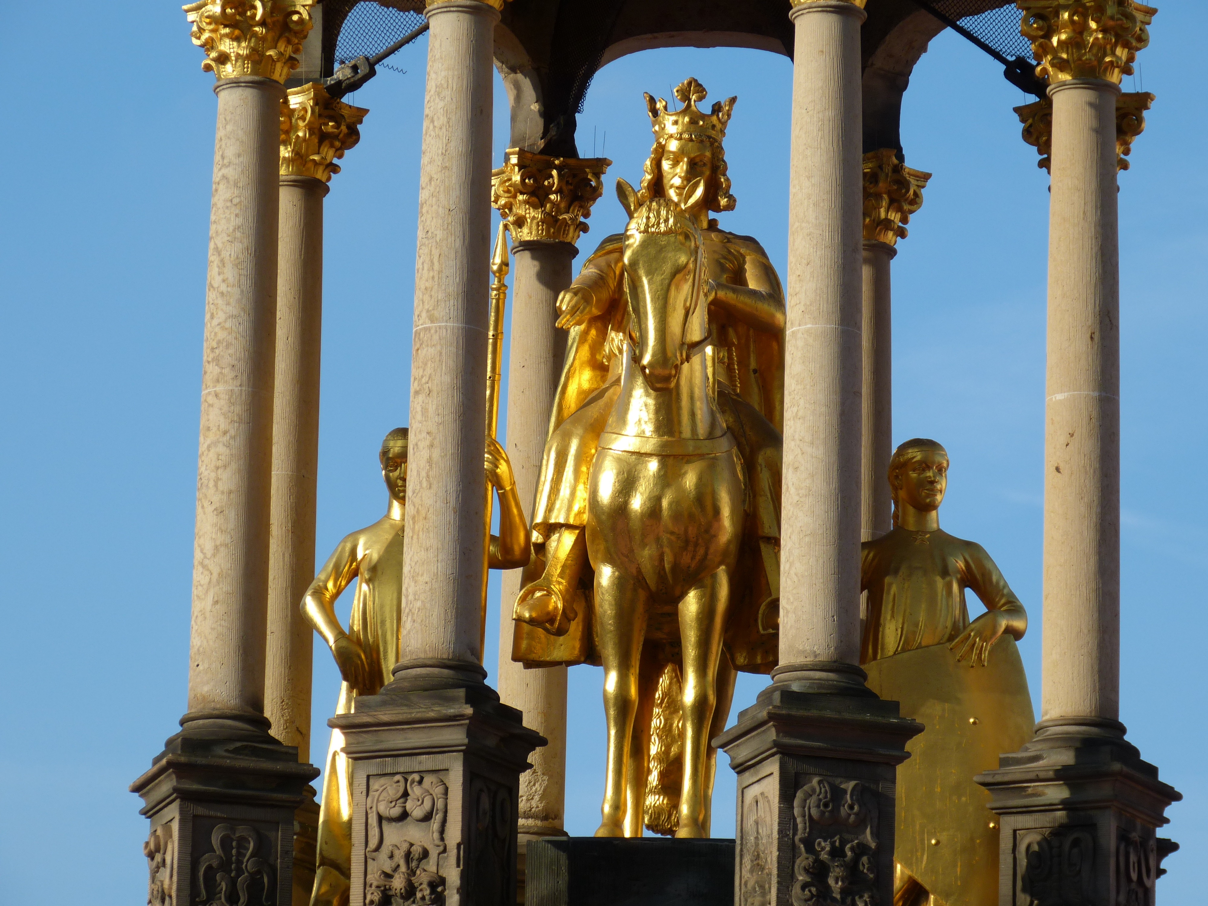 Где находится золотой памятник. Магдебург статуя. Ренессанс Золотая статуя. Золотая статуя императора. Саксония статуя.