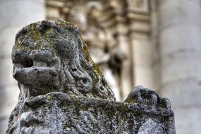 leon as a stone sculpture