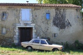 oldtimer mercedes car by the ruin