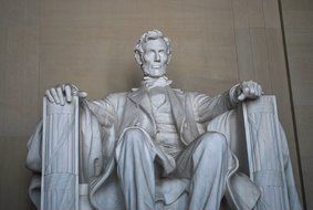 lincoln memorial statue