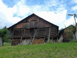 old ruined farm house in Italy