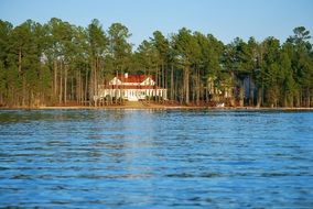 lake red house