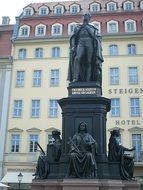 monument in the center of dresden