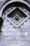 facade diamond arch
