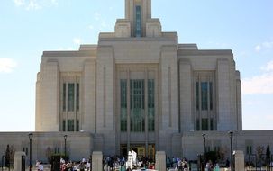 people around Draper Utah temple