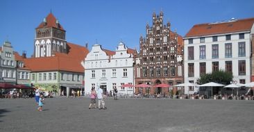 people on city square in doebeln