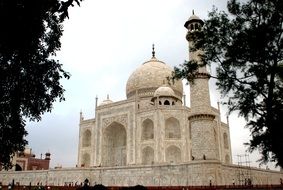 white marble mausoleum of the Taj Mahal