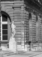 black and white photo of the sculpture in front of the building in Paris