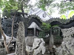 chinese wall with dragon