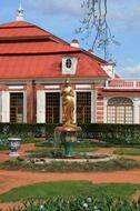 monplaisir palace with red roof