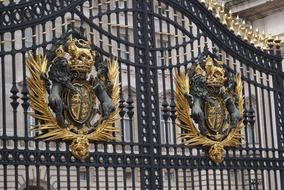 gates of buckingham palace in london