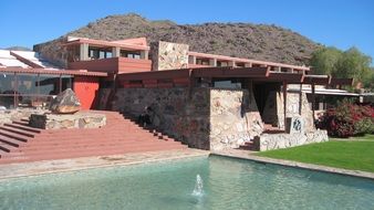 photo of villa architect Frank Lloyd Wright