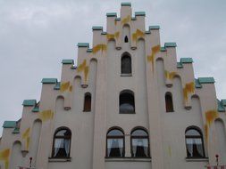pinnacle shape of a living house