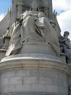 great monument to the queen victoria in london