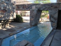 building and pond architecture of Frank Lloyd Wright