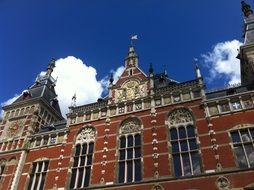 building of the central station in amsterdam