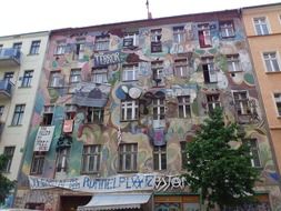 facade graffiti in Berlin