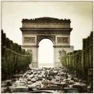 busy champs elysees and arc de triomphe