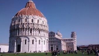 piazza dei miracoli as an architectural monument