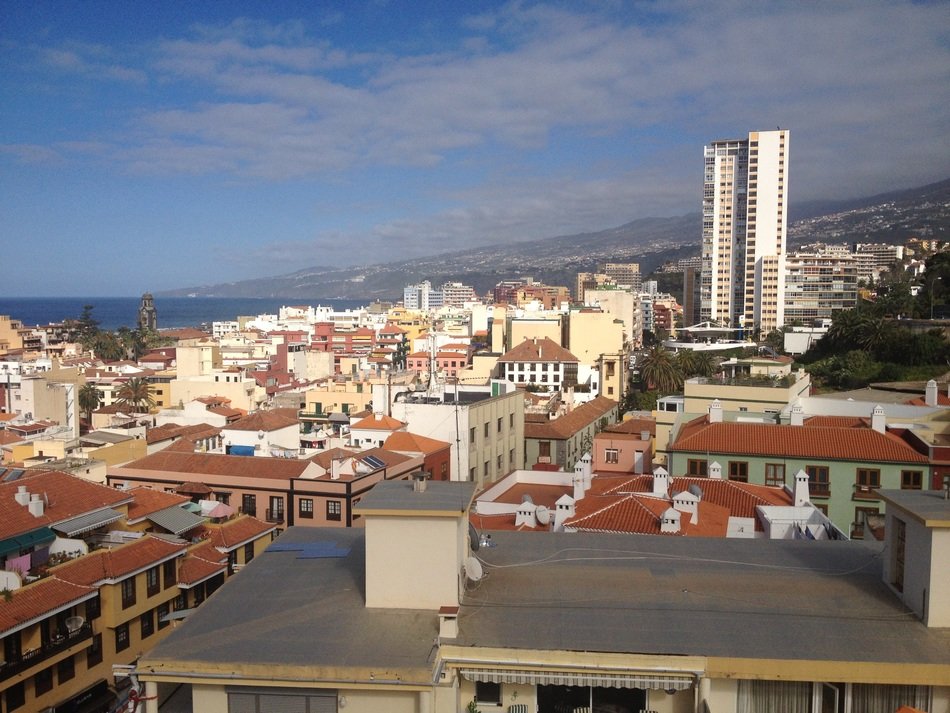 panoramic view of the city of Gran Canaria near the mountains