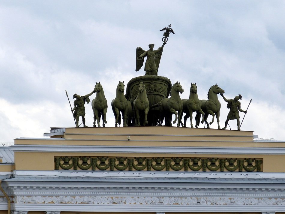 quadriga on the roof of a building in St. Petersburg