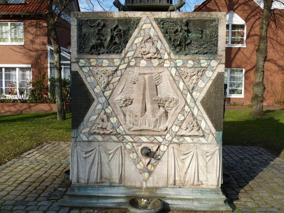 a monument to the Star of David on the street Gelber Stern