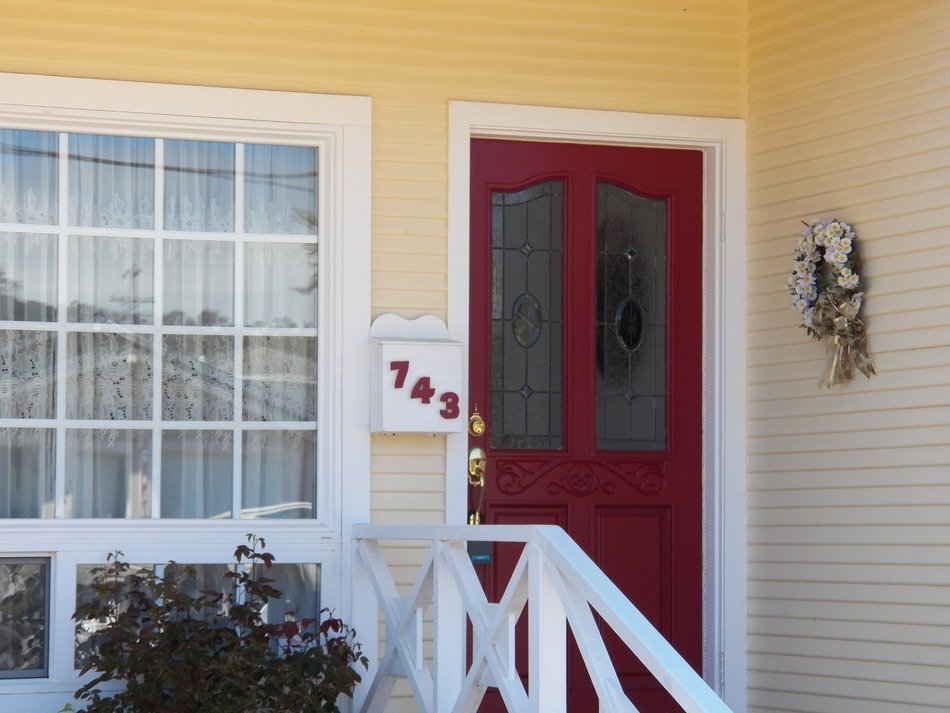 Burgundy front door in the cottage free image download