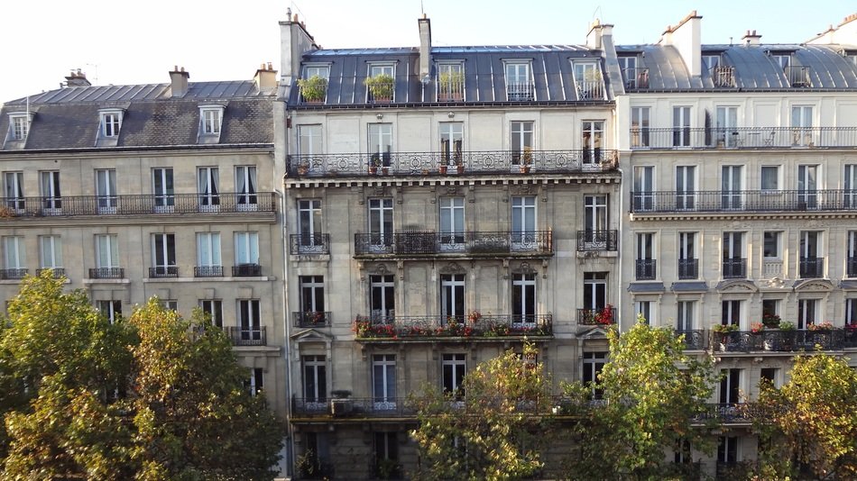 house facades in Paris