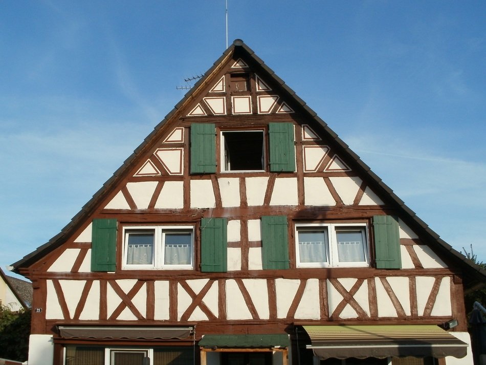 facade of a building in Altlusheim