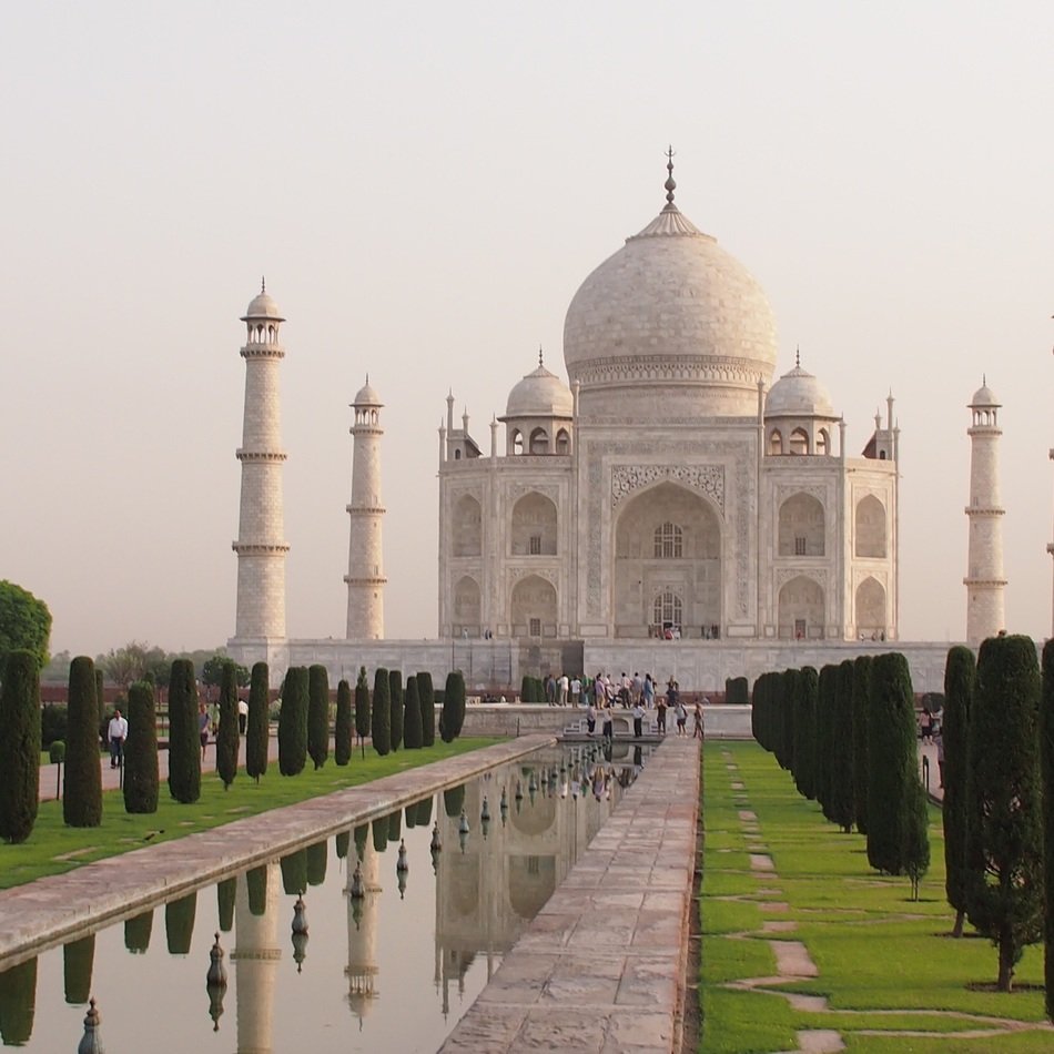alley in front of taj mahal