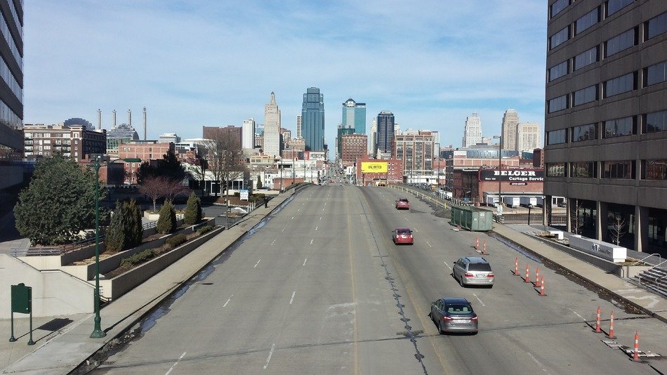panoramic view of the road along the architecture in kansas city