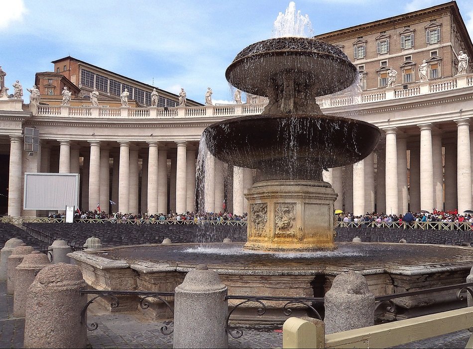 fountain in the square in rome