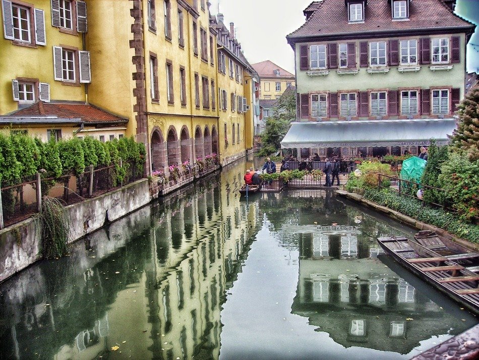 Buildings in France near the canal