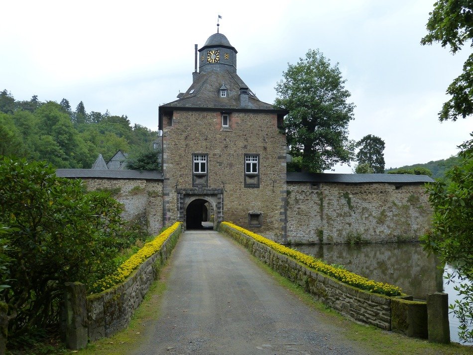 Bridge to the castle of Crottorf