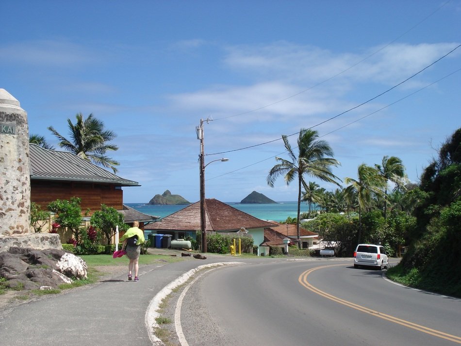 road to the beach in Kailua town